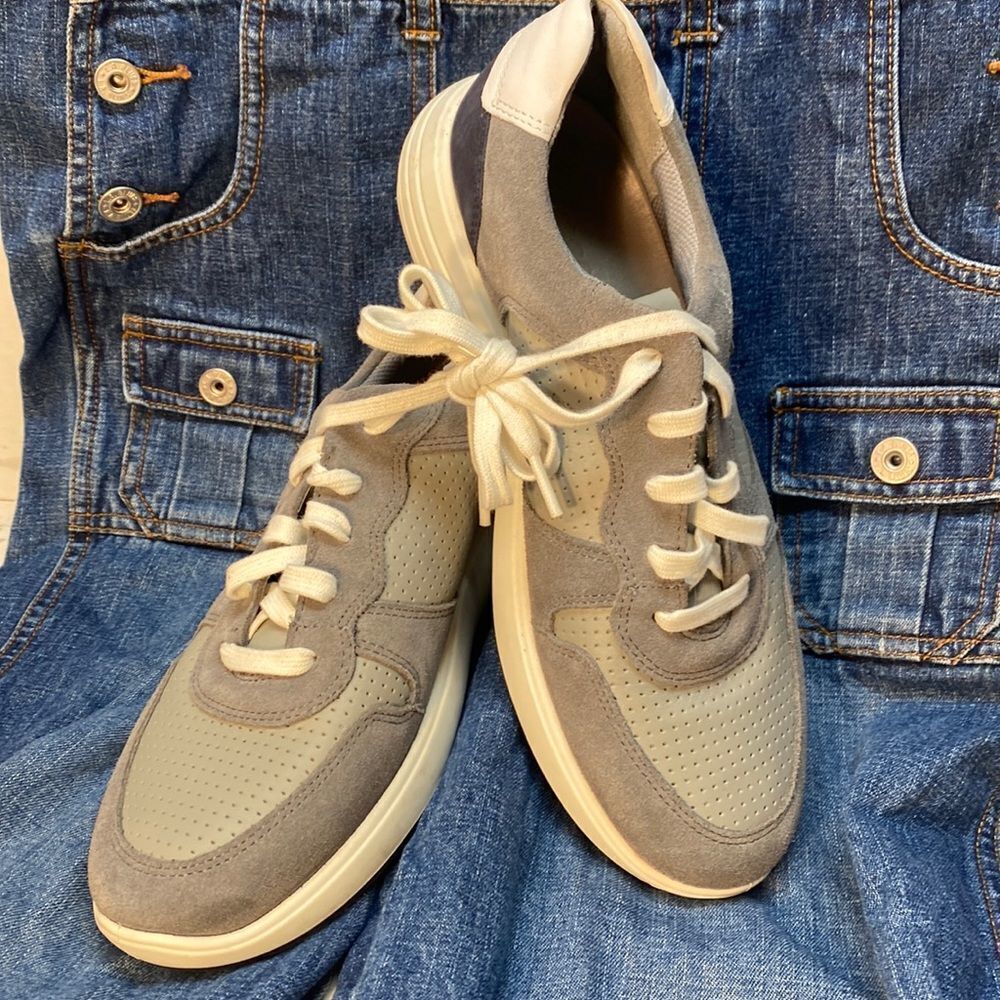 Ecco Suede and leather gray and navy sneakers